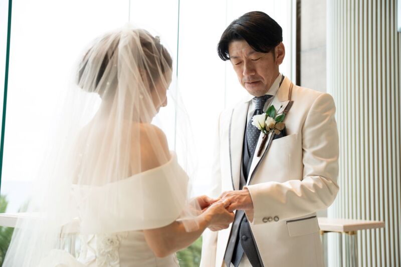 祭壇では手を取り合って、指輪交換の直前シーン♡*