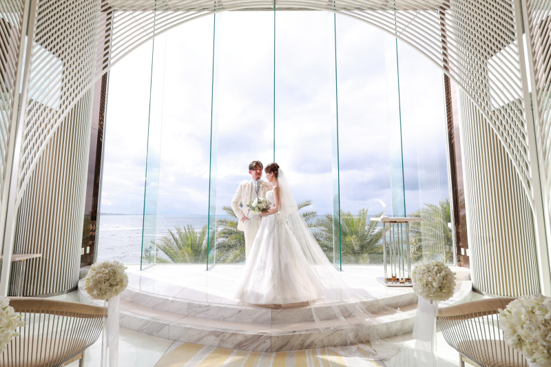 大きな窓から優しい柔らかな光が差し込むチャペル☆