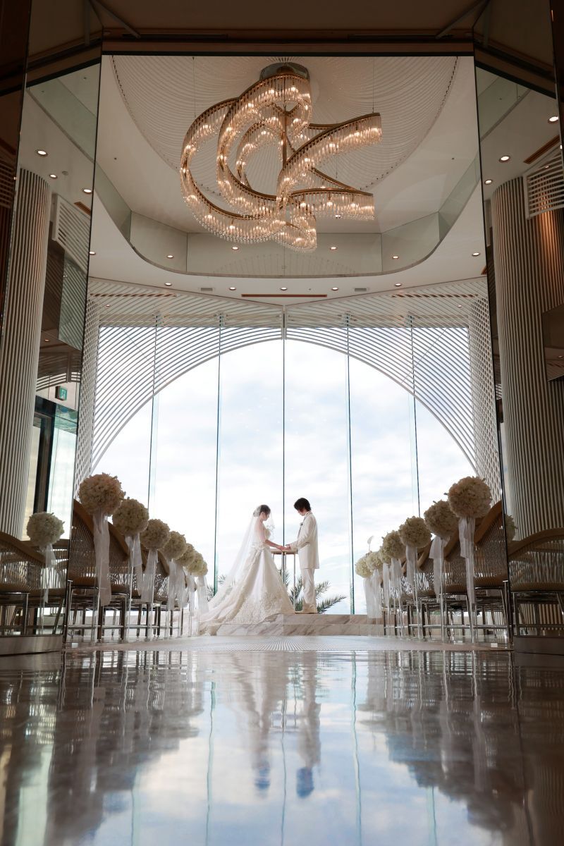 祈りの空間にたたずむふたり