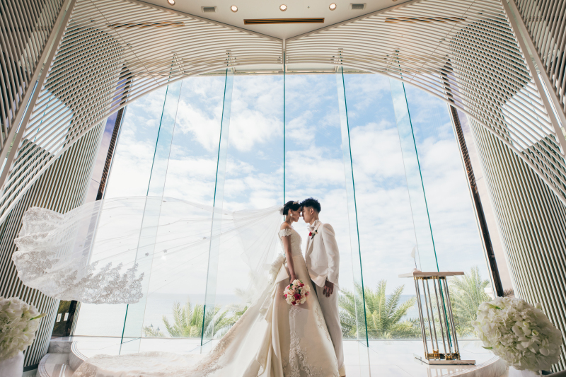 窓から美しい海が見えるチャペルでなびかせショット