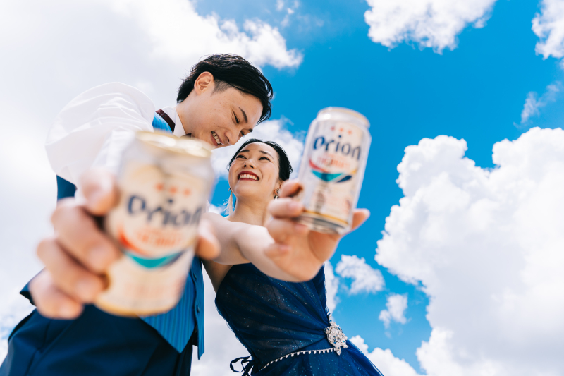 ビールを持って