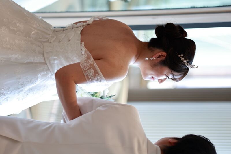 お互いを優しく見つめ合うふたりを後ろから♡