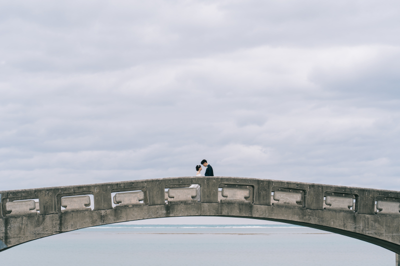 沖縄の美しい風景の中で、愛を育むウエディング撮影