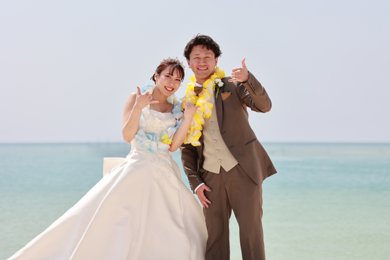 沖縄の青空の下で元気いっぱいなおふたり♡