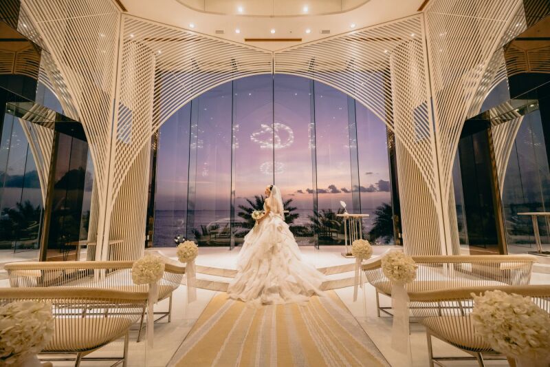 上品なドレスに包まれた美しい新婦様のソロショット