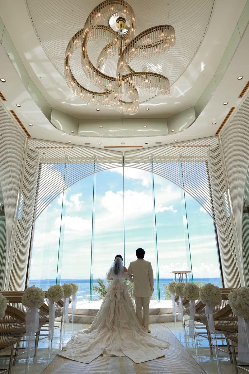 神秘的なチャペルで絆を結ぶ、ふたりのシルエット♡