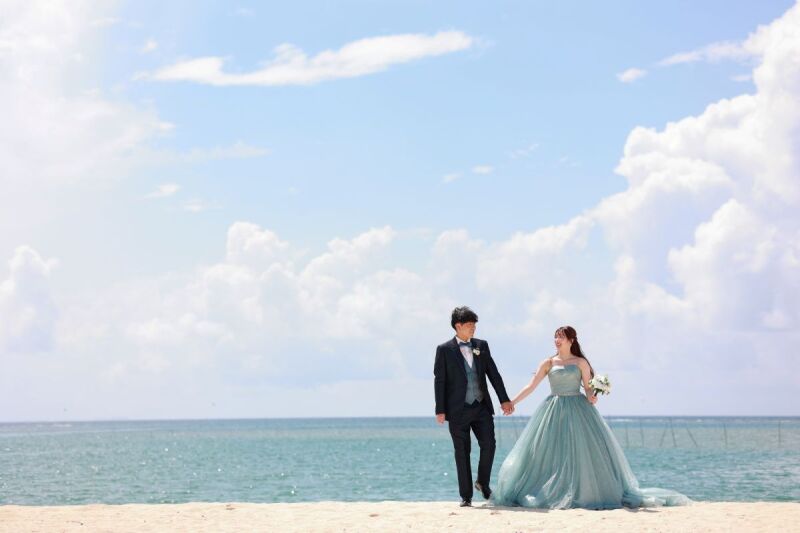 ビーチ撮影を意識して選んだおふたりの衣裳をご紹介
