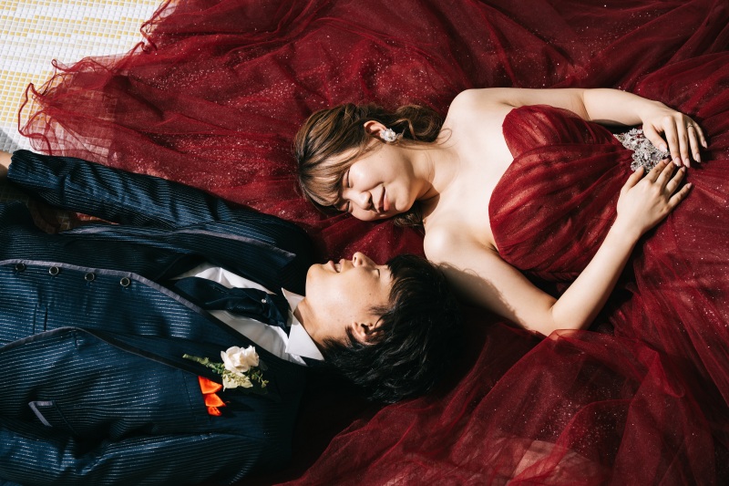 ドレスの上で