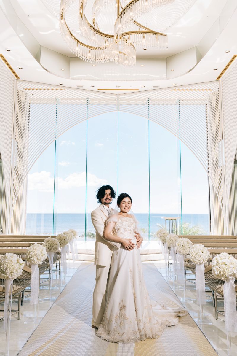 チャペルでふたりのウエディングを記念して写真撮影