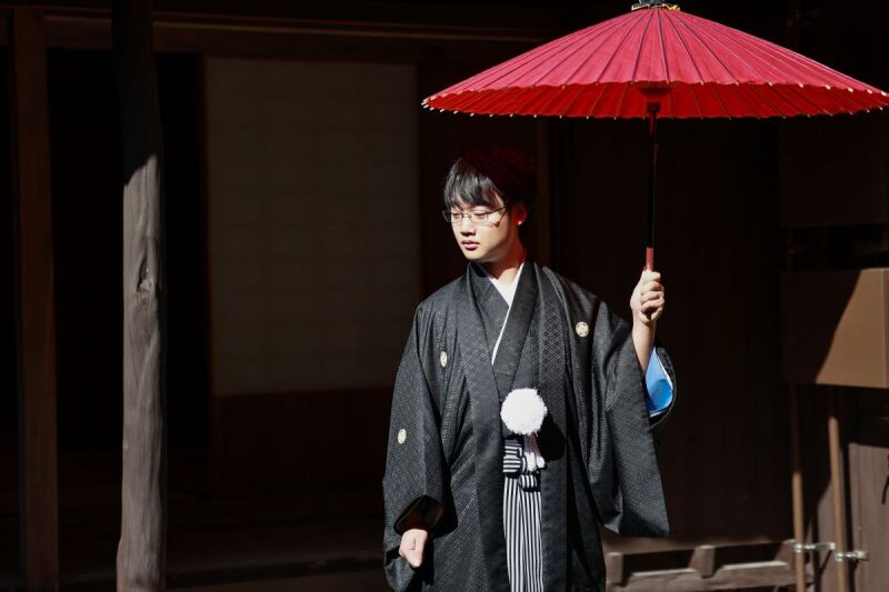 和傘を携えて、凛と佇む新郎様のソロショット★
