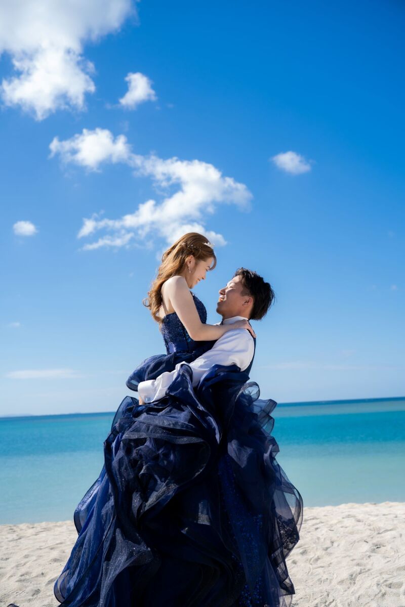 海と空の青い景色が美しく広がったこの場所で誓う愛