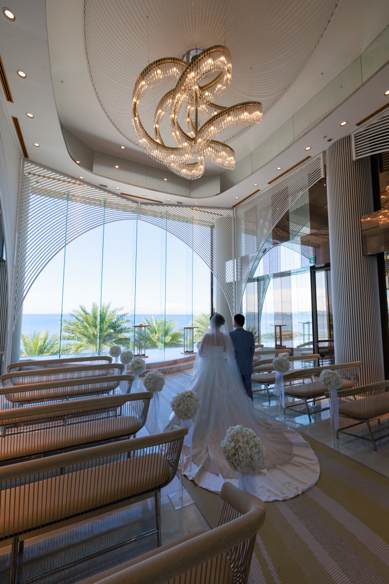 神秘的なチャペルで絆を結ぶ、ふたりのシルエット♡