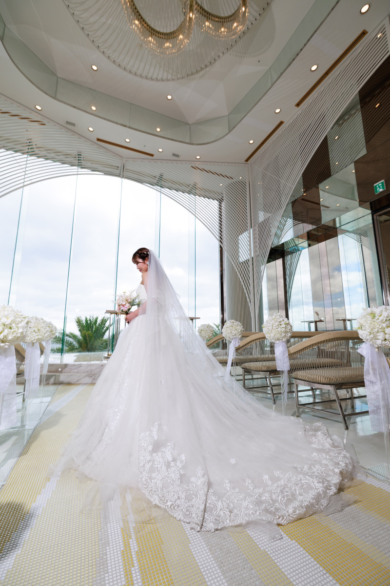 エレガントに輝くウエディングドレスのシルエット☆