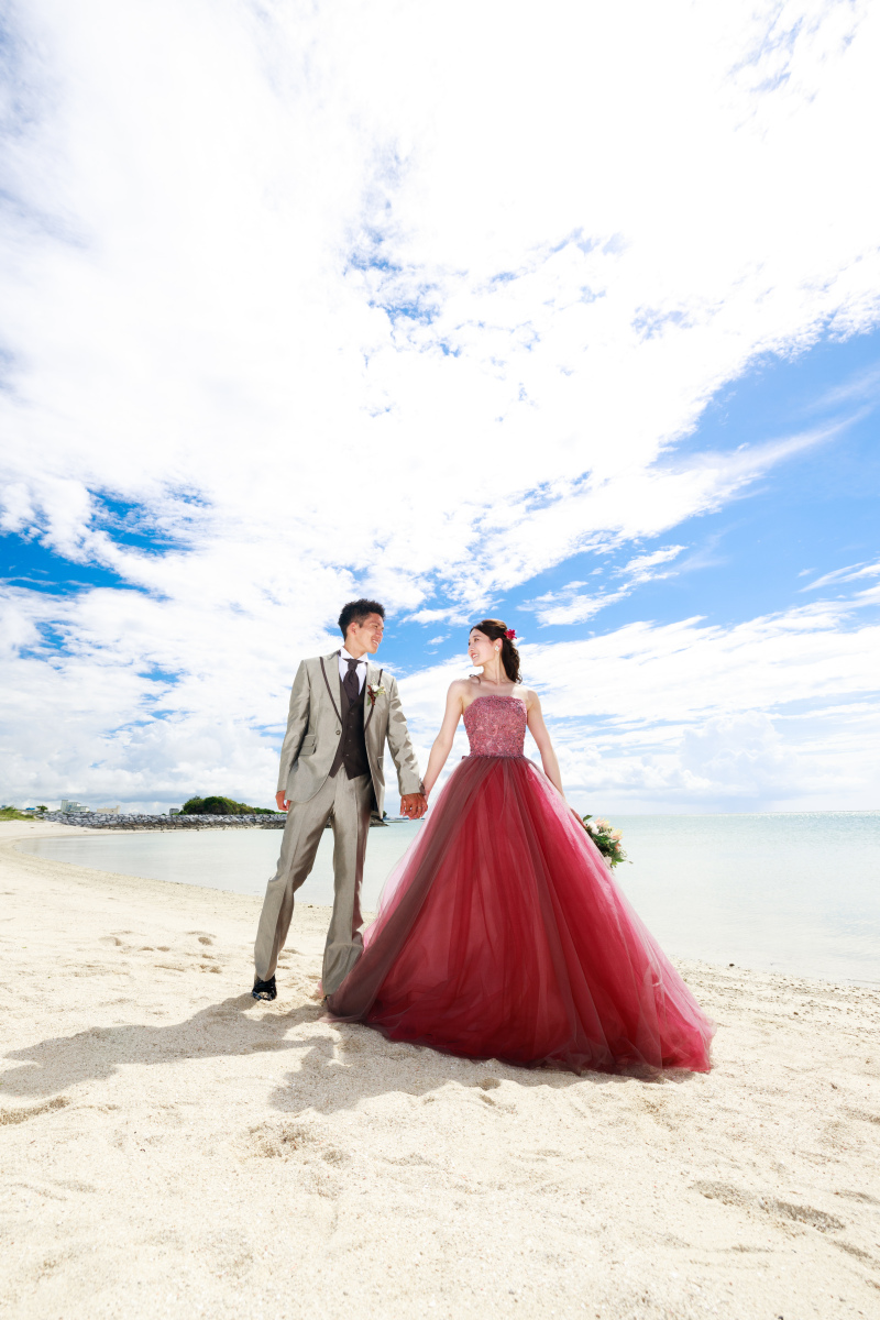 手を取り合って