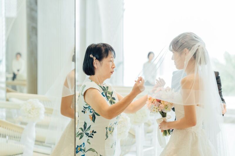 母から娘へ、愛を込めたベールダウン