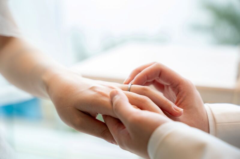 そっと手を・・