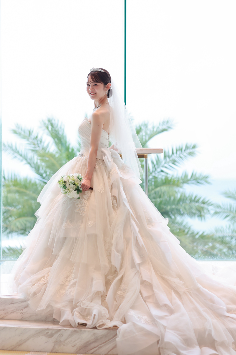 華麗なドレスに包まれた美しい新婦様のソロショット