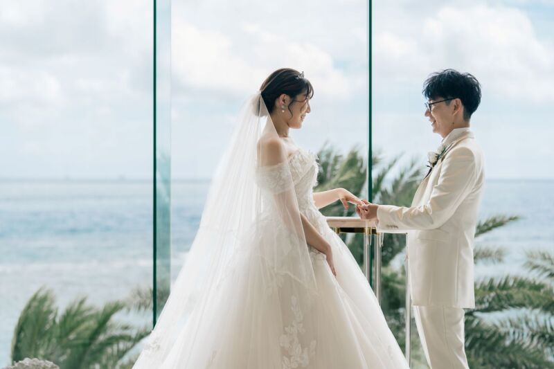 祭壇では手を取り合って、指輪交換の直前シーン♡*