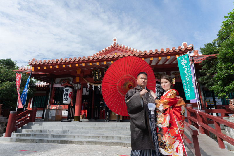 神社をバックに♪