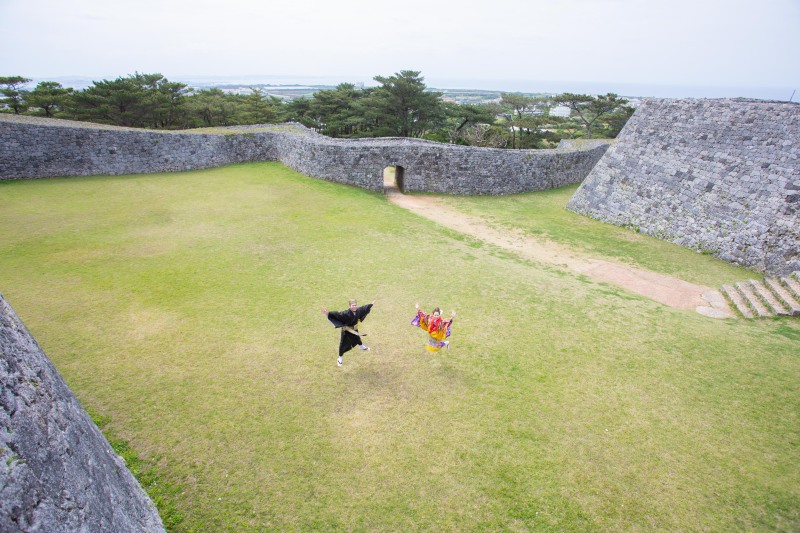 座喜味城跡でジャンプ！