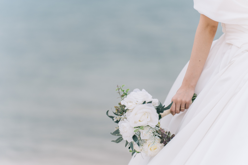 海と空の青い景色が美しく広がったこの場所で誓う愛