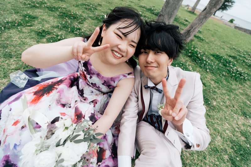 光と緑に包まれて笑顔でピース