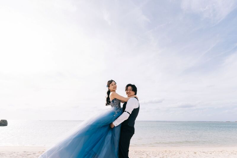 青い海と白い砂浜で永遠の誓いを交わす2人の記念日