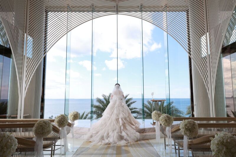 ドレスの先に広がる青い未来