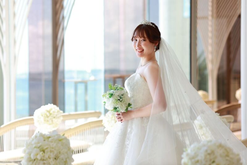 上品なドレスに包まれた美しい新婦様のソロショット