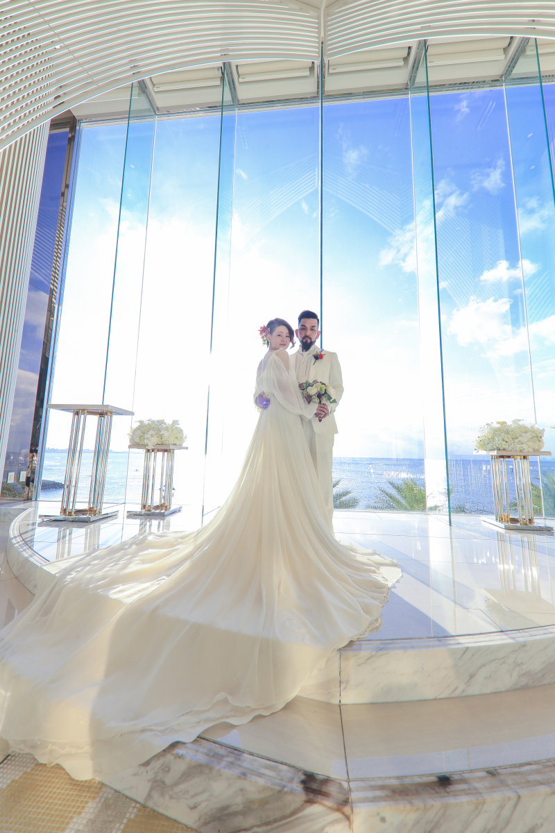 輝く海をバックに