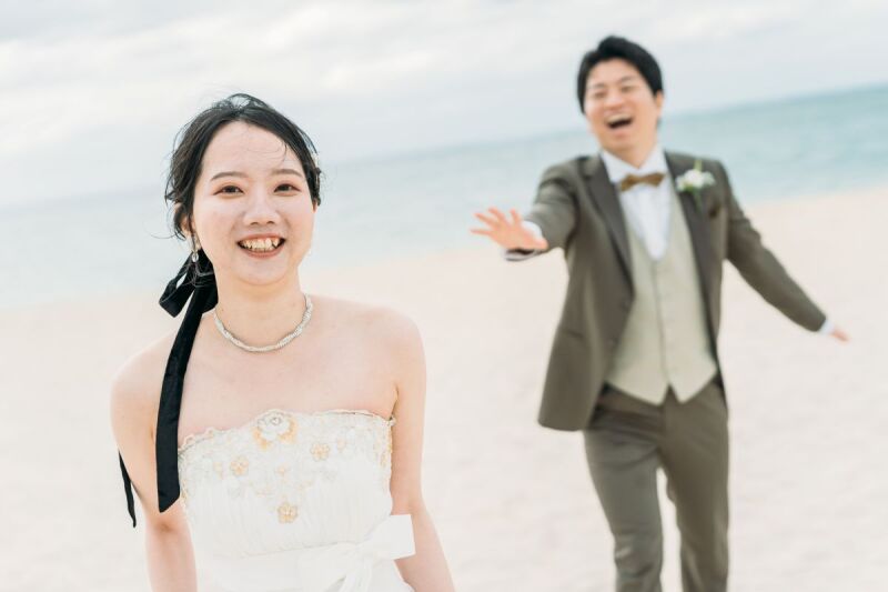 笑顔あふれるビーチの追いかけっこ