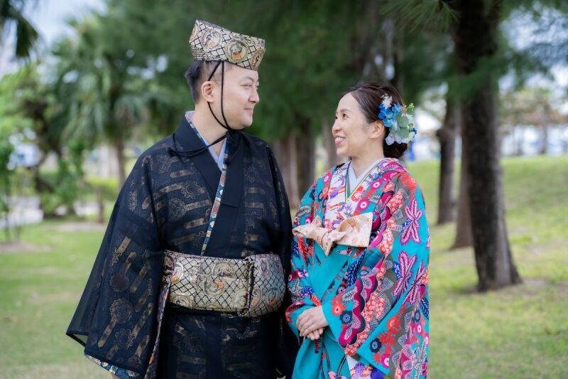 緑に溶け込むふたりのまなざし