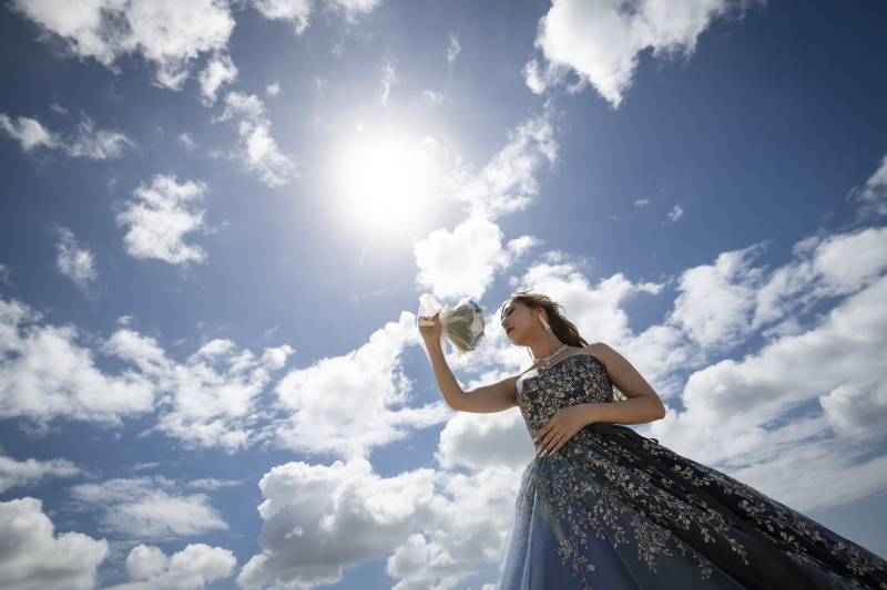 ビーチでは美しさを更に際立たせるドレスをチョイス