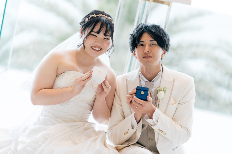 指輪の箱を手にふたりの幸せな未来に微笑んで♡