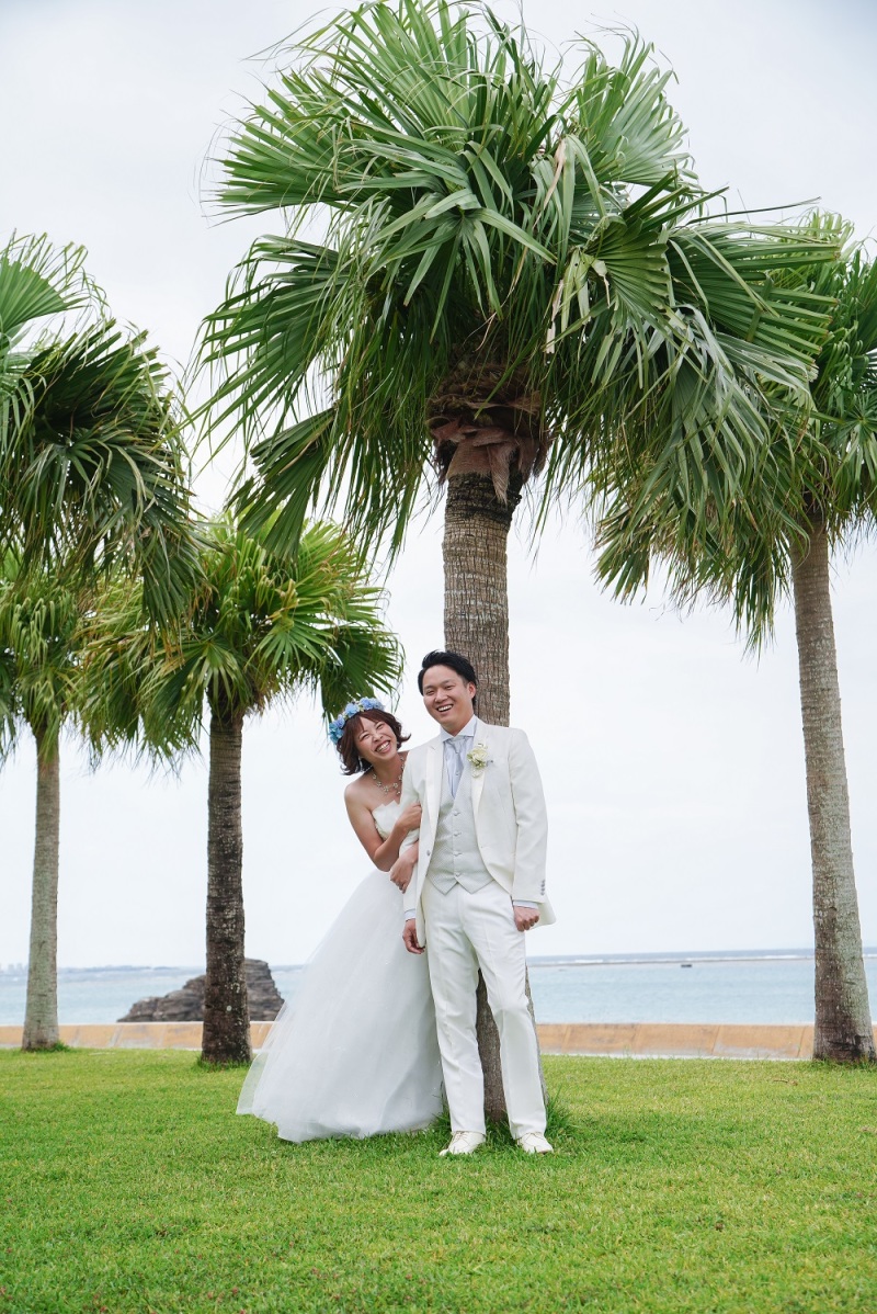 南国の緑の中に咲く花