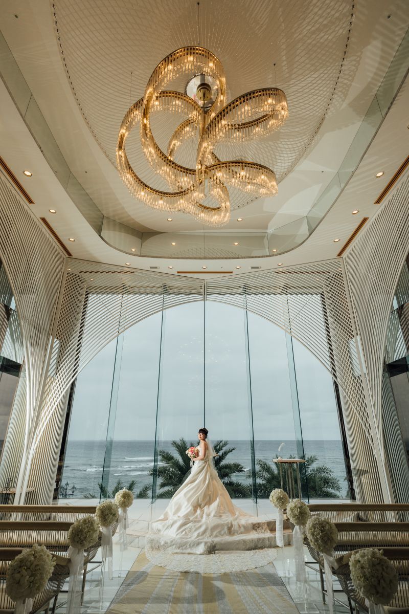 沖縄の美しい風景の中で、愛を育むウエディング撮影