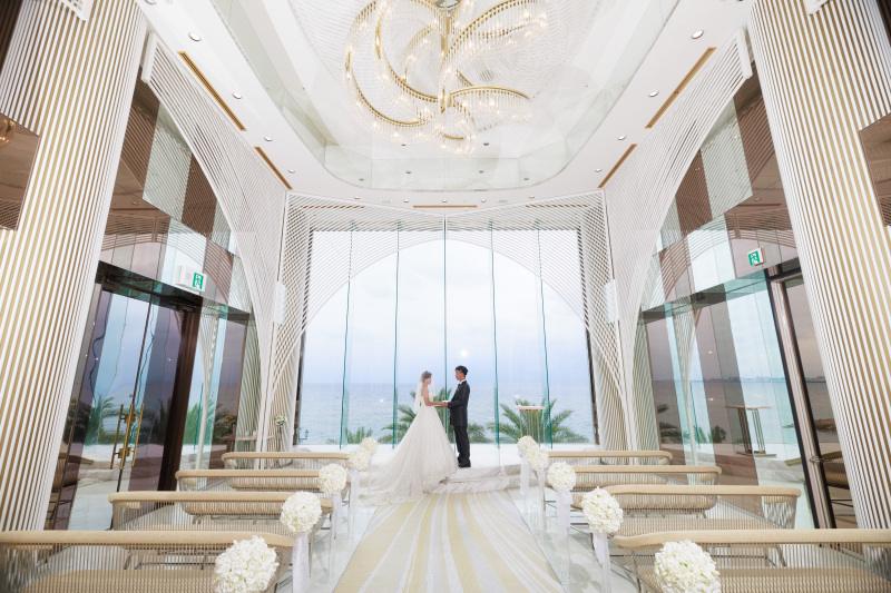 手を取り合って