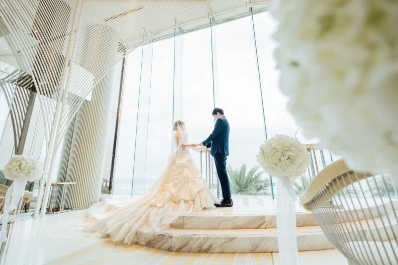 ドレス&タキシード姿の2人が美しいシルエット撮影