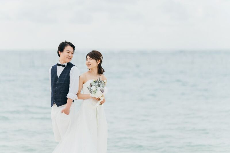 寄り添うふたり、海辺の午後