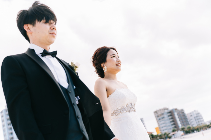 海を眺めるおふたりを