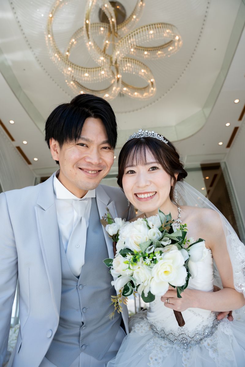 おふたりを見守る、花をモチーフにしたシャンデリア