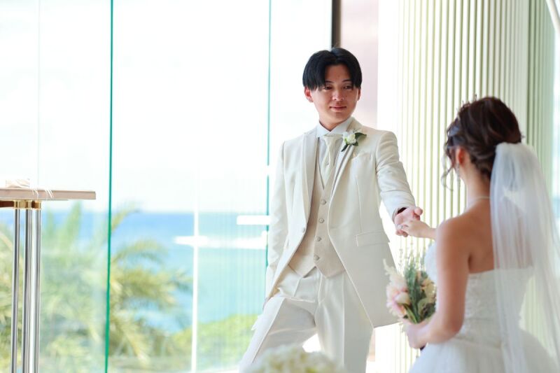 新郎様の素敵なエスコート、手を取り合うふたりの愛