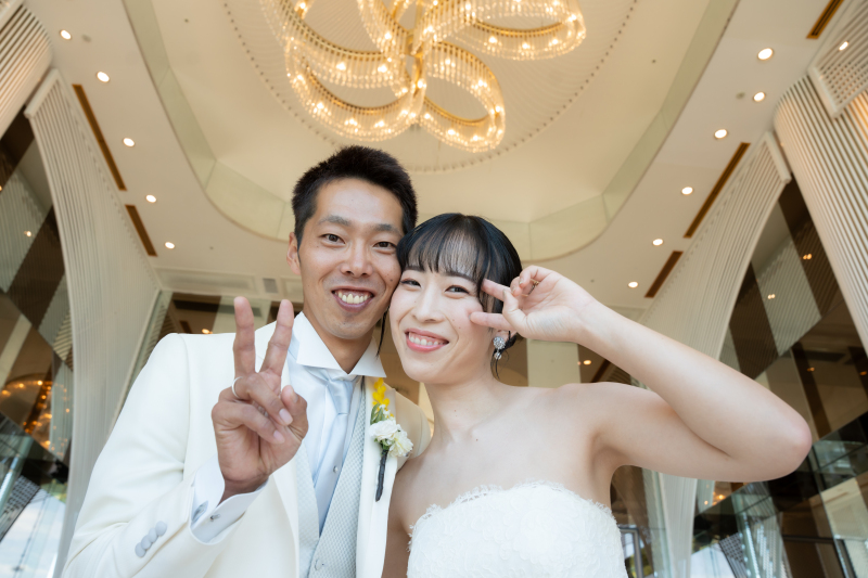 ふたりを見守る、花をモチーフにしたシャンデリア