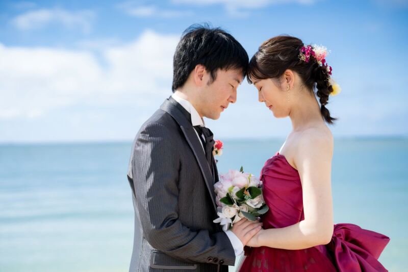 沖縄の海をバックに永遠の愛を誓いあう