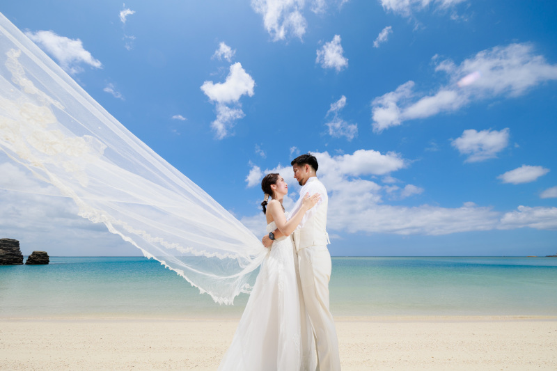 ドレスをなびかせて