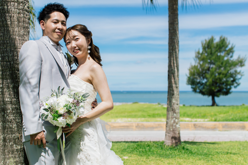 広いビーチにふたりだけ、寄り添って歩く未来への道