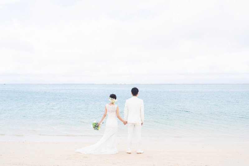沖縄の透き通る海を目の前に