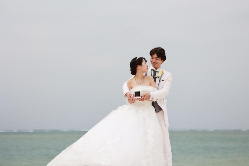 見つめ合うバックハグにキュン♡としちゃいますね！