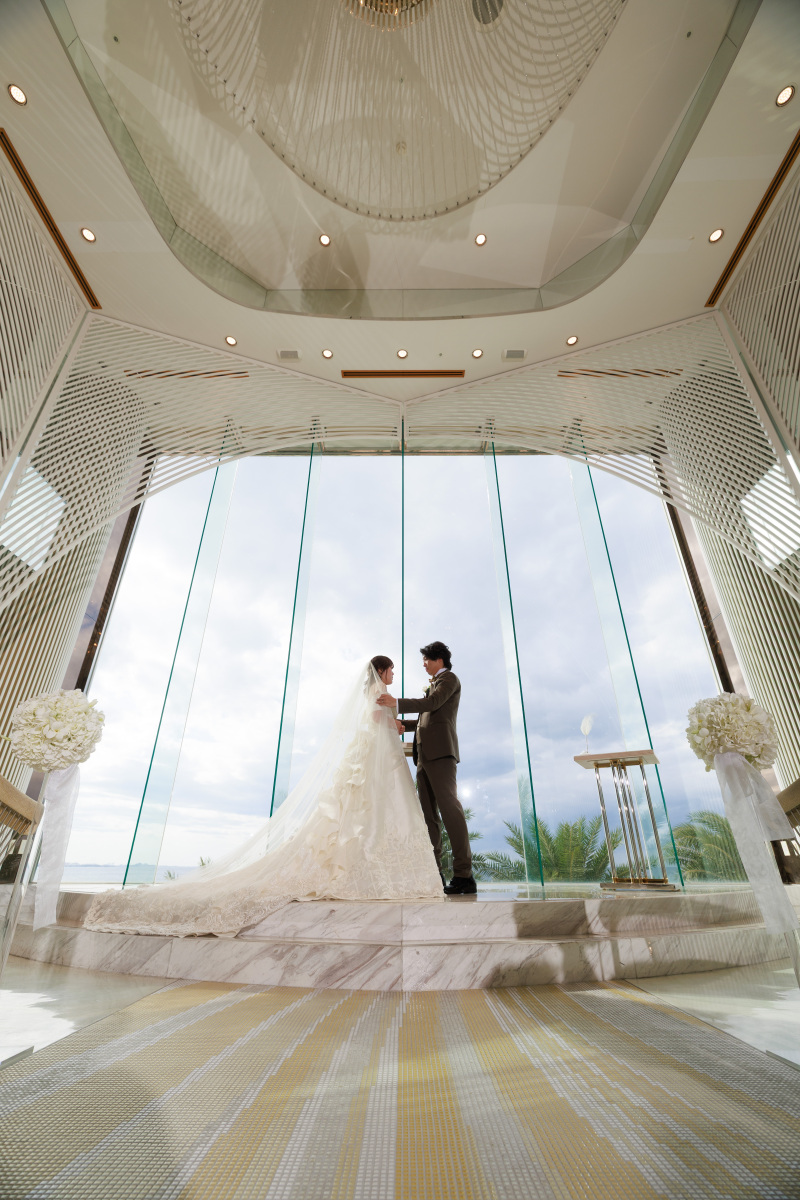 沖縄の美しい風景の中で、愛を育むウエディング撮影