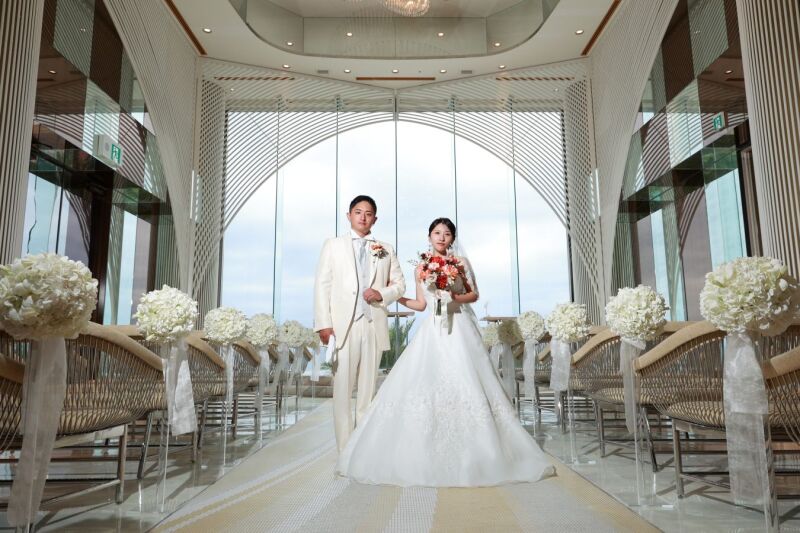 ♡青い海と空を背景に、笑顔で寄り添うおふたり♡